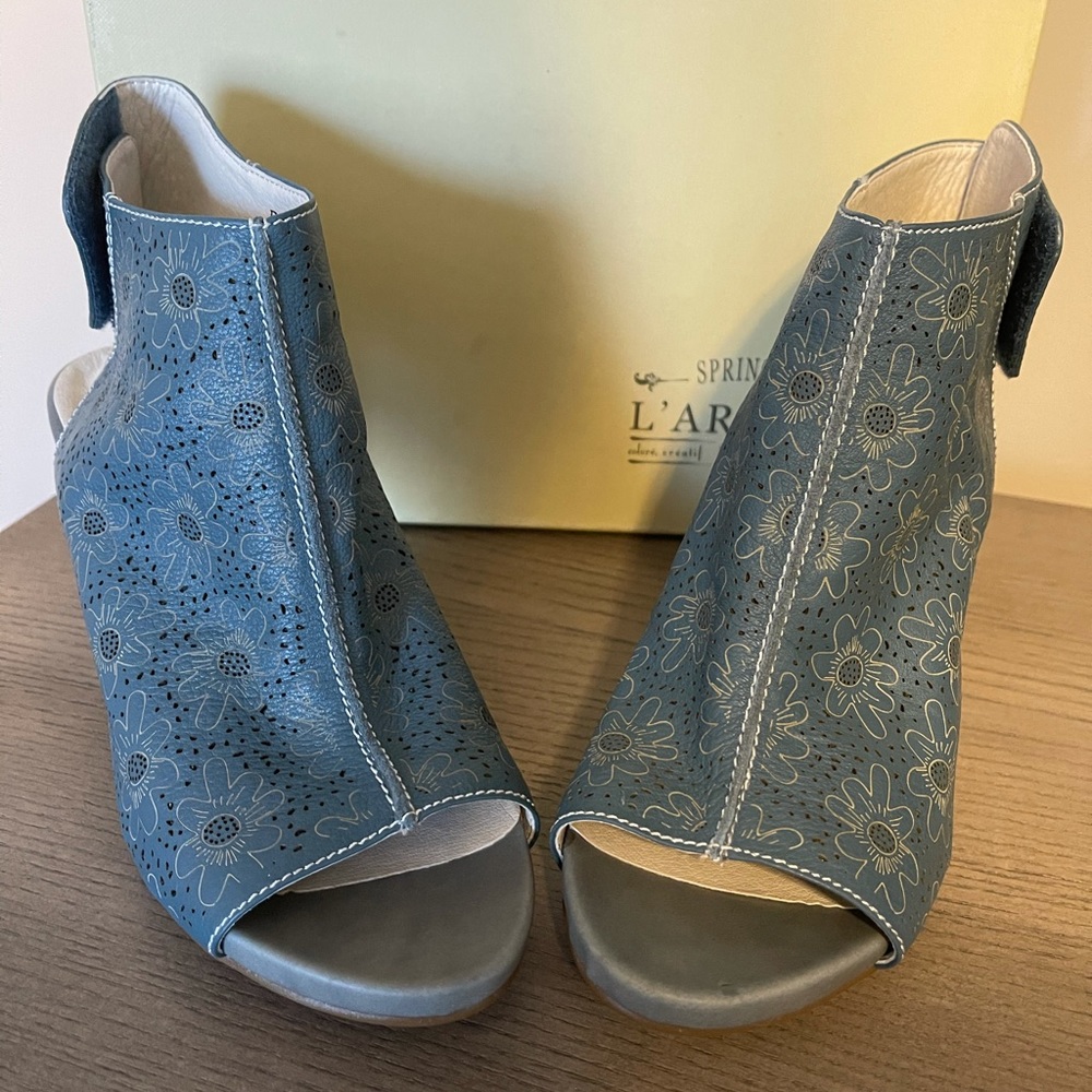 BNIB Spring Step L’artiste Fab Shootie - Gorgeous!